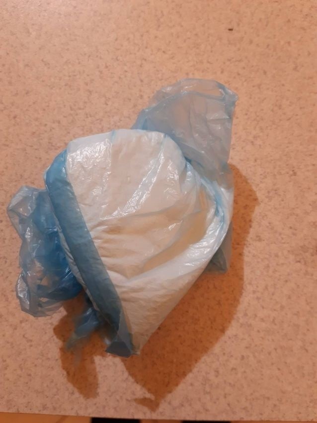 Policjanci w „hurtowni” z proszkiem i zielem w Ćmielowie. Znaleźli prawie cztery kilogramy narkotyków. Zobacz zdjęcia 