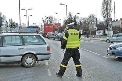 Ruchem przy ul. Nowohuckiej kierowali wczoraj policjanci Fot. Anna Kaczmarz