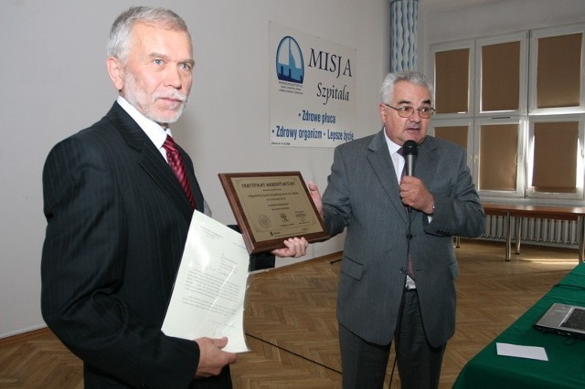 Krzysztof Skowronek, dyrektor szpitala w Czerwonej Górze otrzymał niezykły certyfikat od  Jerzego Henniga, dyrektora Centrum Monitorowania  Jakości  w Krakowie.