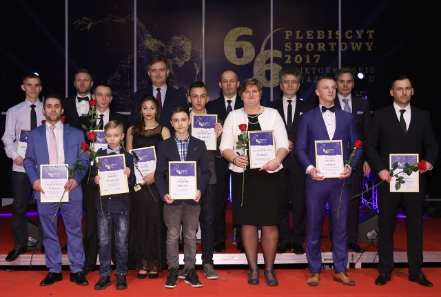 Laureaci plebiscytu sportowego 2017 w powiecie starachowickim z osobami, które wręczały wyróżnienia