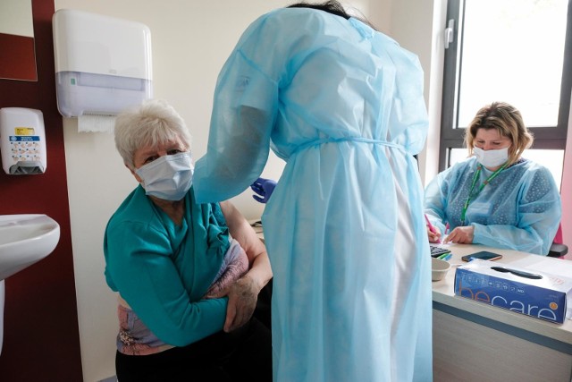 Masowe punkty szczepień - zgodnie z rządowymi wytycznymi - mają wystartować 19 kwietnia