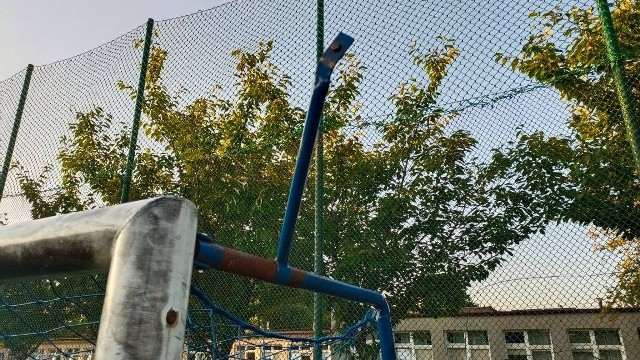 Zniszczone bramki zagrażają zdrowiu użytkowników orlika przy ulicy Krzywoustego w Słupsku