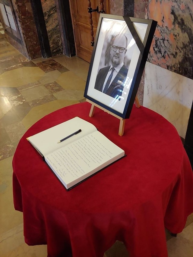 W Pałacu Kultury Zagłębia w Dąbrowie Górniczej można wpisywać się do księgi kondolencyjnej dedykowanej Pawłowi Adamowiczowi
