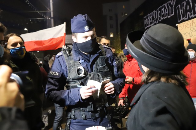 Strajk kobiet w Katowicach. Policja spisywała uczestników. Skandowano: Mamy prawo, protestować!Zobacz kolejne zdjęcia. Przesuwaj zdjęcia w prawo - naciśnij strzałkę lub przycisk NASTĘPNE