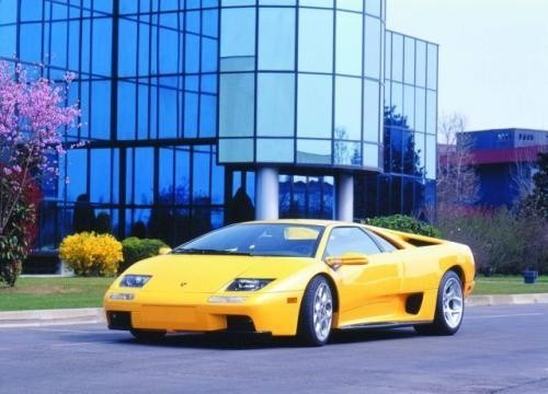 fot. Lamborghini: Diablo (1990-2001) jak łatwo zgadnąć z hiszp. "diabeł". Byk ów stoczył w 1869 r. w Madrycie jeden z najdramatyczniejszych pojedynków w dziejach corridy. Lamborghini Diablo okrzyknięto "najszybszym samochodem świata". Z silnikiem V12 o po