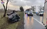 Powiat krasnostawski. Samochód osobowy zjechał do rowu i dachował. Dwie osoby trafiły do szpitala