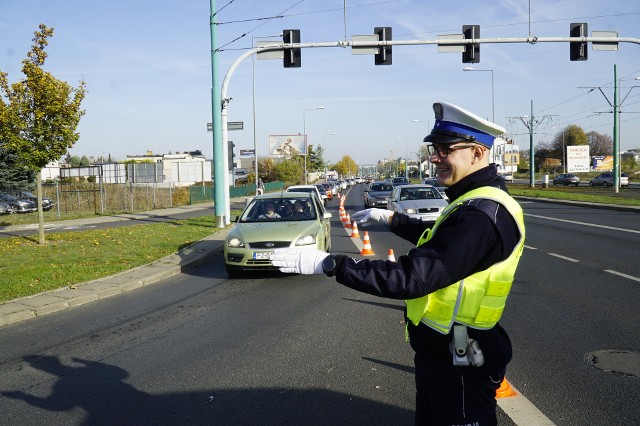 Przed cmentarzami ruchem kieruje policja - kierowcy uważajcie, wprowadzane są zmiany w jego organizacji