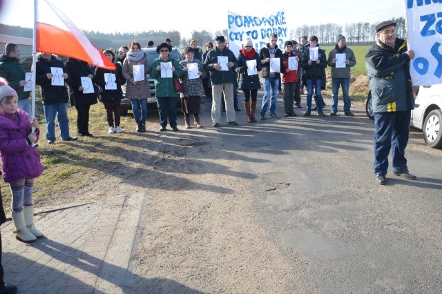 Blisko stu mieszkańców kilkunastu wsi z gminy Kępice w sobotę  blokowało drogę wojewódzką 208. Domagali się jej gruntownego remontu. 