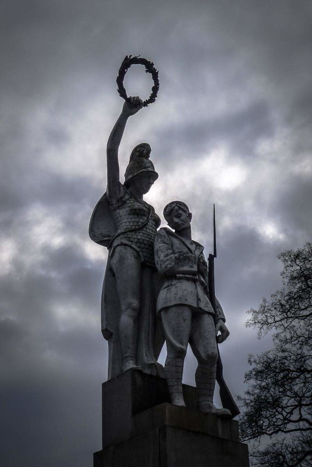 W piątek w południe w miejscach pamięci związanych z wydarzeniami z 1920 roku &#8211;  krzyżu przy ul. Zwycięstwa, cmentarzu wojskowym przy ul. 11-go Listopada i pomniku 42. Pułku Piechoty w Parku Zwierzynieckim (na zdjęciu) &#8211; zostaną złożone kwiaty.