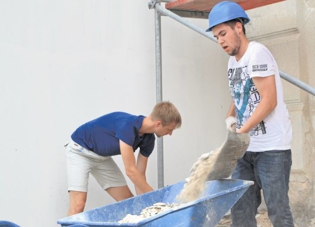 Goście z Niemiec bardzo ochoczo pomagali podczas prac przy przebudowie cerkwi