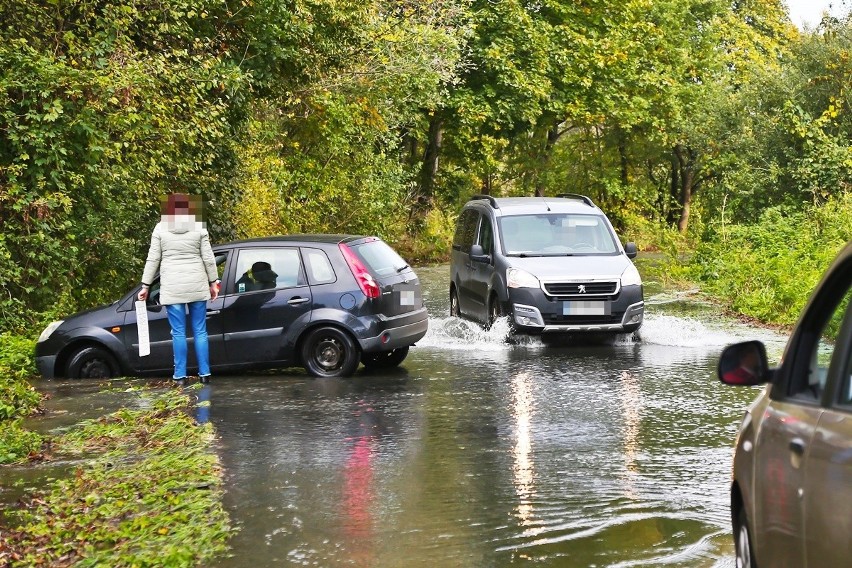 Wrocław: Odra zalała wjazd do miasta. Policja kazała zamknąć drogę