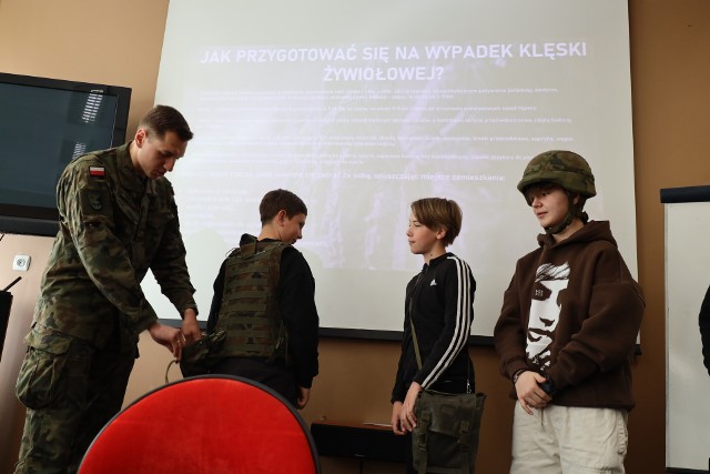 Pierwsze na Pomorzu zajęcia w ramach programu „Edukacja z wojskiem” odbyły się w SP nr 44 w Gdyni.