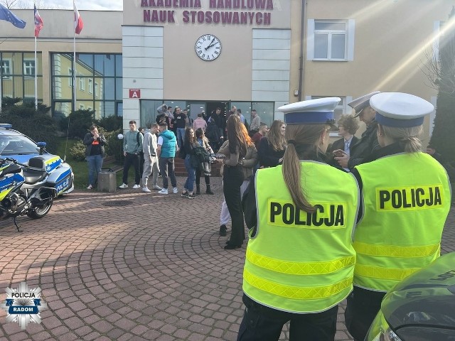 Funkcjonariusze z Komendy Miejskiej Policji w Radomiu przeprowadzili pokaz działań w związku z symulacją zamachu terrorystycznego.