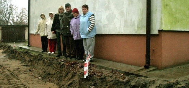 Mieszkańcy bloku zapowiadają, że nie pozwolą na wybudowanie drogi tak blisko ich mieszkań. Gdyby powstała, to niektórzy musieliby przeciskać się między drogą, a blokiem plecami do ściany.