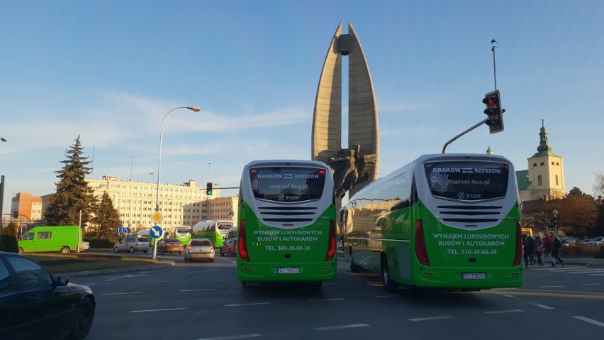 Sześć nowych autobusów marki Irizar jeździ od lutego w...