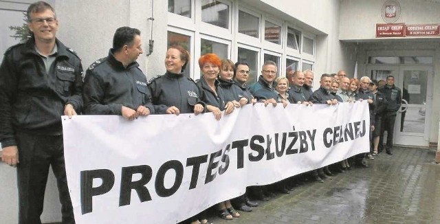 Do protestu przyłączyła się spora grupa funkcjonariuszy z urzędu i oddziału celnego w Nowym Sączu