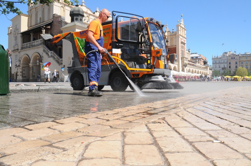 Kraków. MPO ma nową zamiatarkę i odkurzacz do czyszczenia ulic