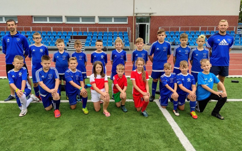 Grupa zawodników Football Academy Jędrzejów oraz Football...