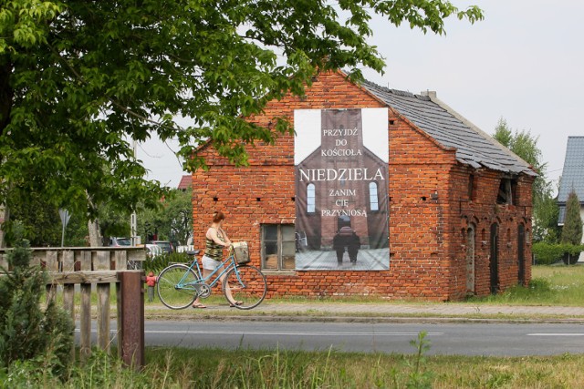 Proboszcz jednej z parafii pod Ostrowem Wielkopolskim w oryginalny sposób zachęca wiernych do uczęszczania na niedzielne msze. Wywieszony przez niego baner zdecydowanie przykuwa uwagę.