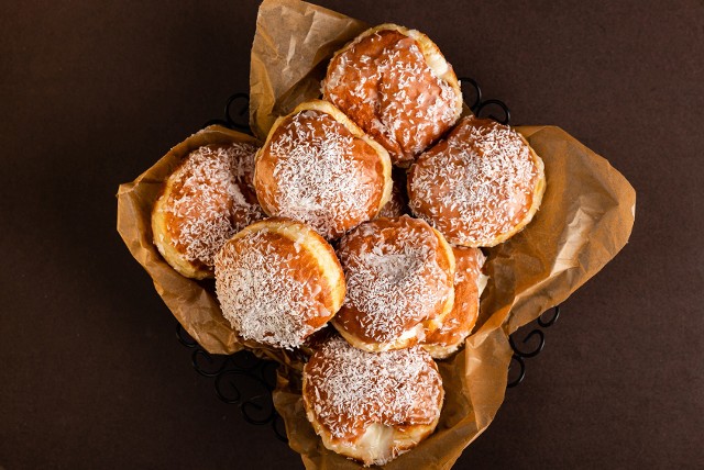 Przepis na pączki z nadzieniem kokosowym według szefa kuchni!  Zobacz krok po kroku jak zrobić pyszne pączki na tłusty czwartek 2023.