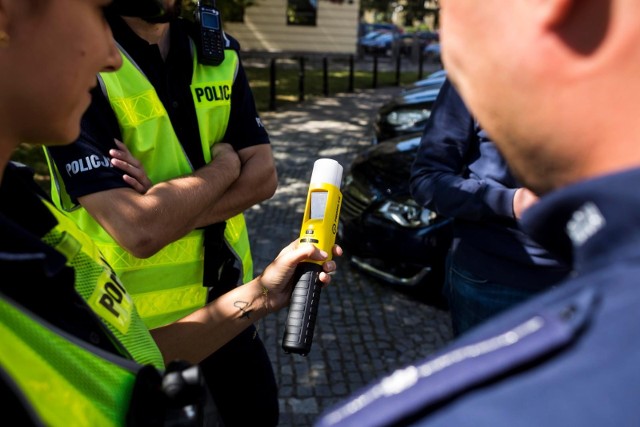 Kobieta wioząca 3-letnie i 1,5-roczne dziecko miała prawie 2 promile alkoholu we krwi.