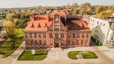 Urząd Miasta w Wodzisławiu Śląskim ponownie otwarty. W ostatnich tygodniach zmagał się z zakażeniami COVID-19. Nie można było do niego wejść