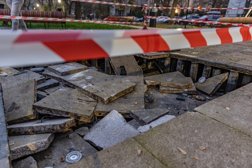 Kuriozum w Krakowie. Zniszczona nowa fontanna na placu Axentowicza. Wjechały w nią... miejskie służby