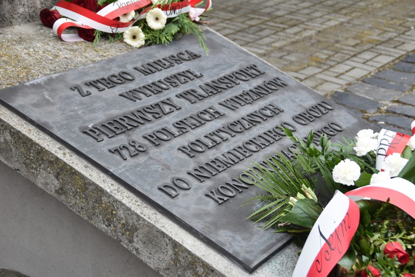 Tarnów pamięta o I transporcie do KL Auschwitz. Obchody rocznicowe i album ze zdjęciami, które ukazują tragiczną kartę w jego dziejach