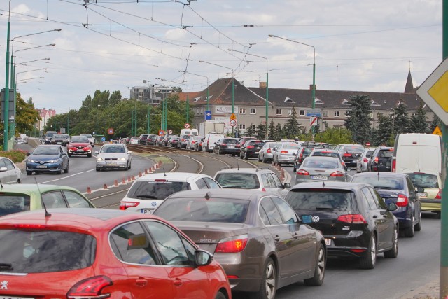 Środa (3 lipca) to drugi dzień utrudnień dla kierowców w rejonie ronda Śródka. Z powodu remontu torowiska tworzą się gigantyczne korki.Kolejne zdjęcie -->