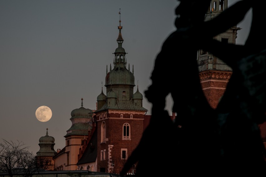 Różowy księżyc na krakowskim niebie. Zobacz to niezwykłe zjawisko [ZDJĘCIA]