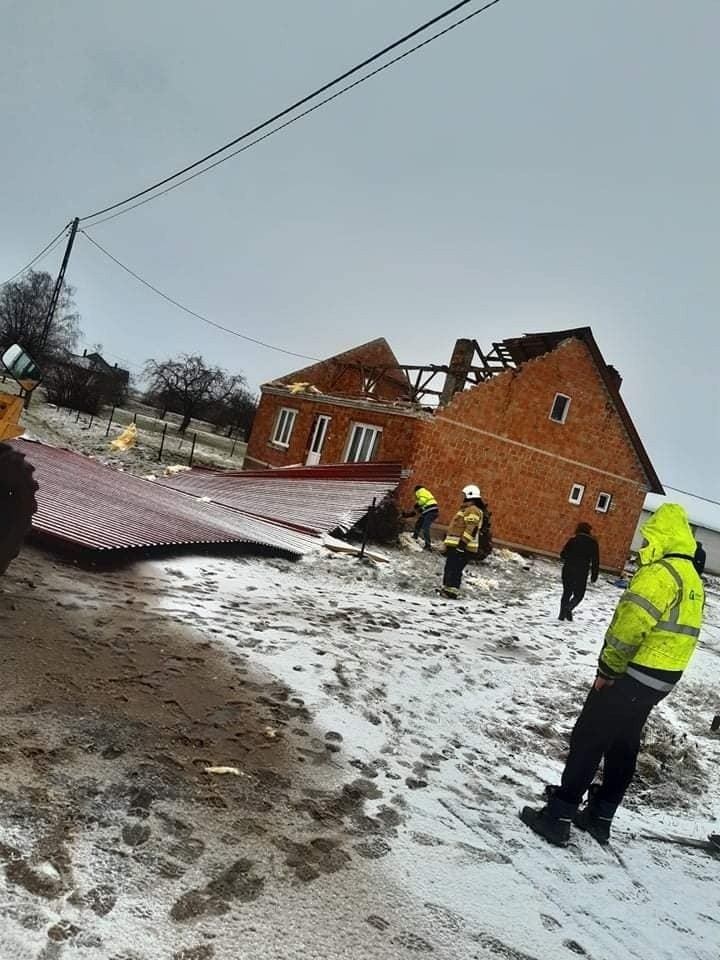 Burza śnieżna w powiecie ostrołęckim, ostrowskim i makowskim. Zerwany dach budynku mieszkalnego, połamane drzewa. 17.01.2022