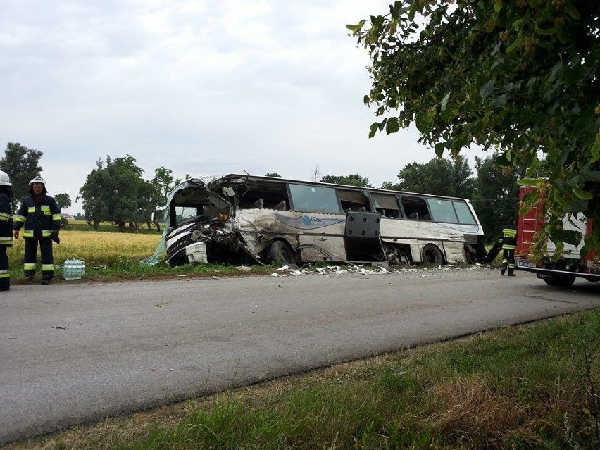 DZ24: Wypadek autokaru pod Szczekocinami. Cztery osoby ranne w Wywle [ZDJĘCIA]
