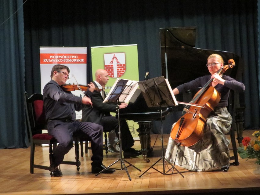 Dorota Hajzel (wiolonczela), Mariusz Monczak (skrzypce) i...