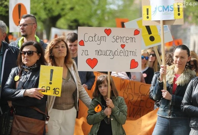 Manifestacja przed Urzędem Wojewódzkim w Szczecinie. Nauczyciele: "Potrzebujemy chleba, a nie igrzysk”  - 24 kwietnia 2019