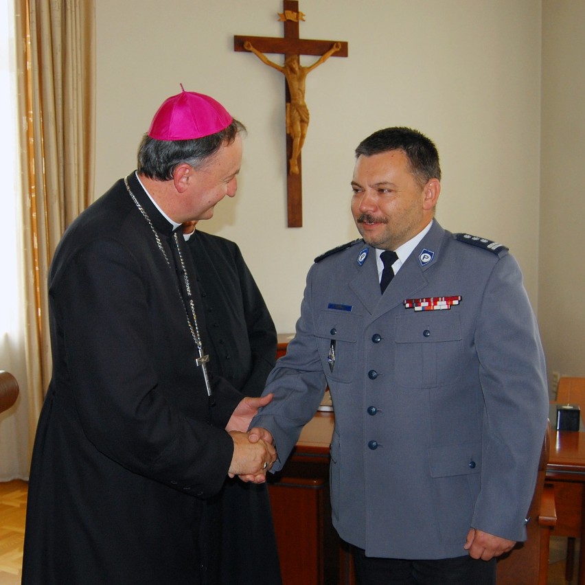 Biskup tarnowski podziękował policjantom za schwytanie złodziei [ZDJĘCIA]