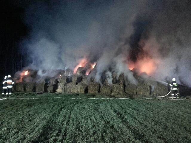 Pożary stogów słomy i wiosenne wypalanie traw zmorą strażaków