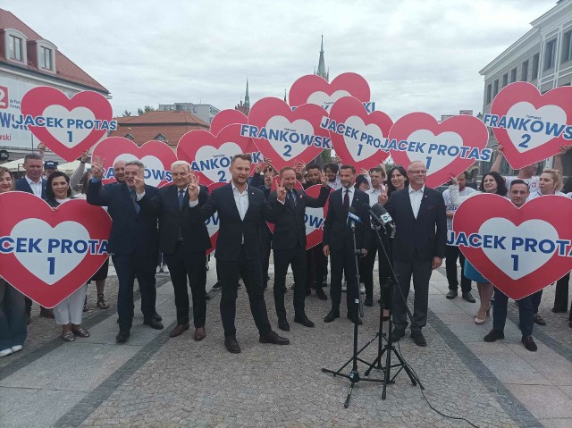We wtorek na placu przed ratuszem podlaska Ko zaprezentowała swoich kandydatów z Podlaskiego i Warmińsko-Mazurskiego w czerwcowych wyborach do Europarlamentu.