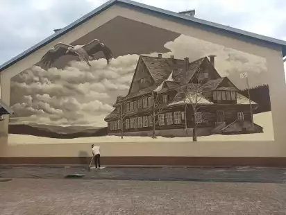 Niezwykły mural ozdobił szkołę w Złockiem. Jego autorem jest mgr Mors