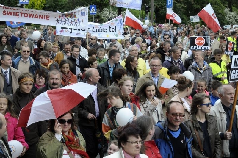 Ponad tysiąc osób przeszło ulicami Bydgoszczy w Marszu dla Życia i Rodziny [zdjęcia]