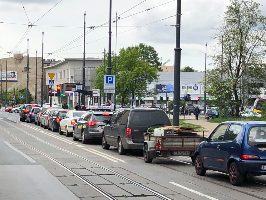 Utrudnienia w centrum Łodzi. Ogromne korki przez remont ul. Sienkiewicza