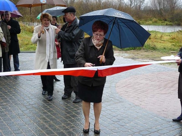 Krystyna Kacpura przecina wstęgę na nowej promenadzie