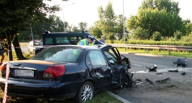 Kierowca forda mondeo z niewyjaśnionych przyczyn zjechał ze swojego pasa, wjechał na pas zieleni, ściął słup oświetleniowy, a potem uderzył w toyotę yaris. Wszystko działo się w sobotę wieczorem w Radomiu.