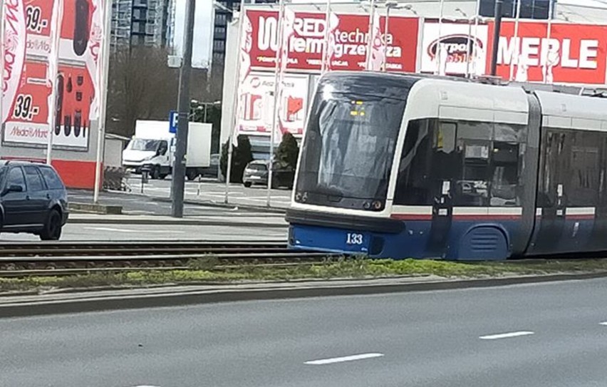 Wykolejony tramwaj na ul. Jagiellońskiej w Bydgoszczy. Ruch został przywrócony