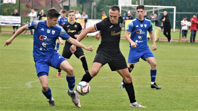 IV liga piłkarska w Małopolsce, grupa zachodnia (29 maja 2022); LKS Jawiszowice - Unia Oświęcim 0:1. Na zdjęciu: Karol Dziedzic (Unia, z lewej) w starciu z Adrianem Korczykiem (Jawiszowice).