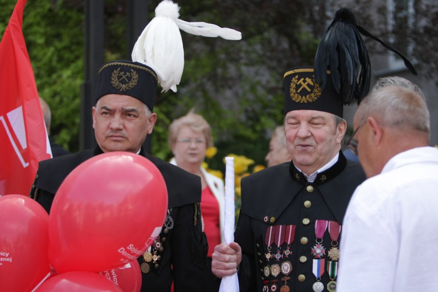 Pochód 1 Majowy w Sosnowcu. Kilka tysięcy ludzi przeszło w...