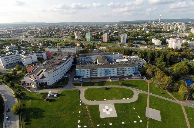 Sześcioro pacjentów, którzy są osobami z kontaktu, zostanie przetransportowanych do szpitala jednoimiennego w Starachowicach. Chorzy w ciężkich stanach pozostaną w Wojewódzkim Szpitalu Zespolonym w Kielcach.