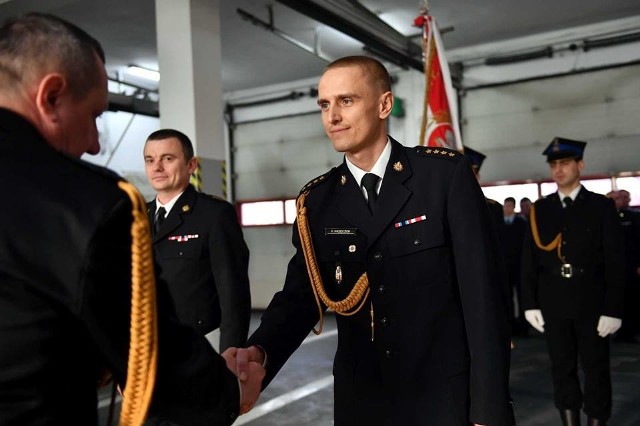 Nowym szefem strażakó został Przemysław Przęczek (na pierszym planie). Z tyłu, po lewej: Mateusz Pieczko