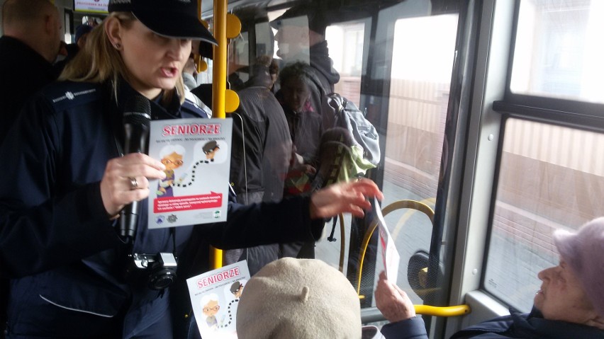 Jaworzno: pasażerki autobusów PKM-u z prezentami od policji...