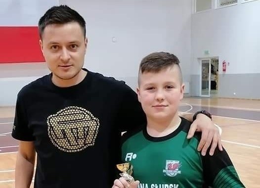 Od lewej: Piotr Saj (organizator turnieju) i Jakub Śmiechura z Bruskowa Wielkiego, najlepszy bramkarz turnieju