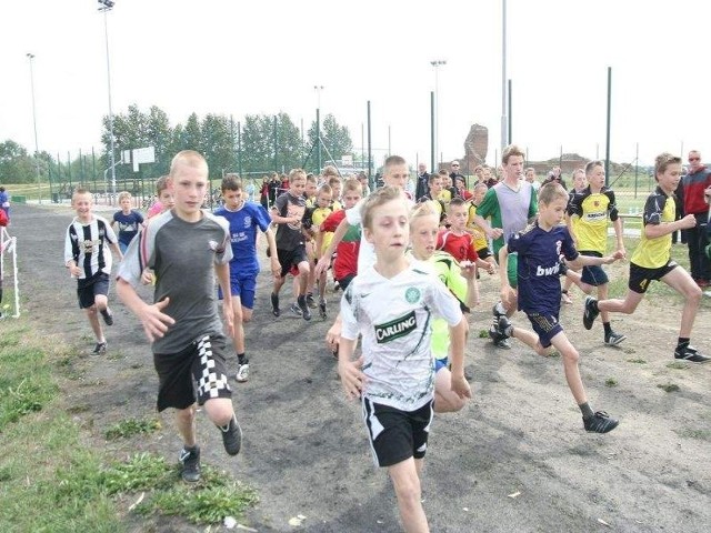 Start do biegu chłopców na 800 metrów, w którym wygrał Michał Kubacki